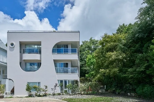 「南投」奧萬大森林遊樂區擁有楓葉故鄉的美名，楓樹種類繁多，形成層次「楓」富的景觀。業者提供