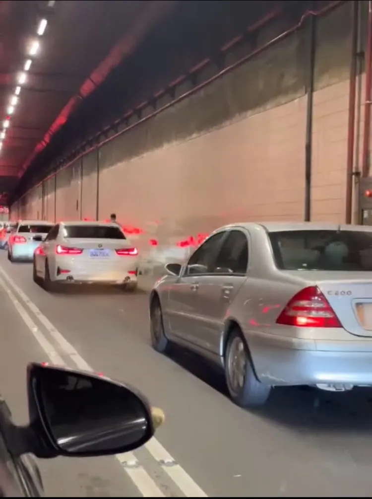 基隆路深夜封路造成大塞車。議員陳宥丞提供