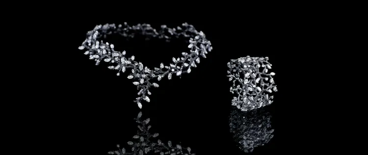 2007 Black Label Masterpiece 大師系列「冬季黑白樹枝套鍊與手環 」。品牌提供