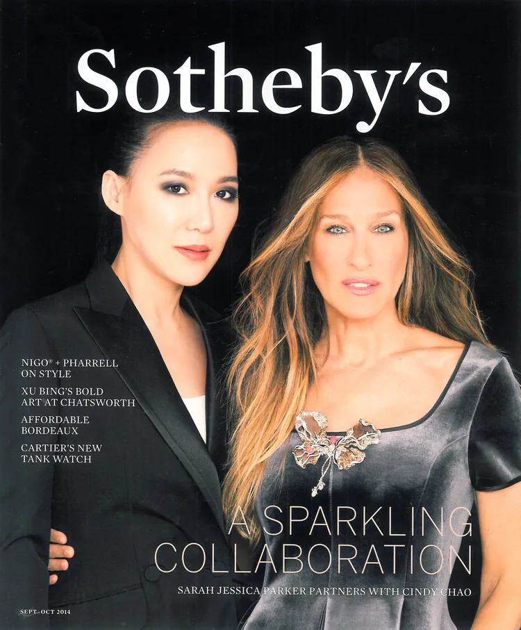 Cindy Chao（左）與好友Sarah Jessica Parker一同創作2013-14 Black Label Masterpiece I 大師系列「芭蕾蝴蝶胸針」。品牌提供