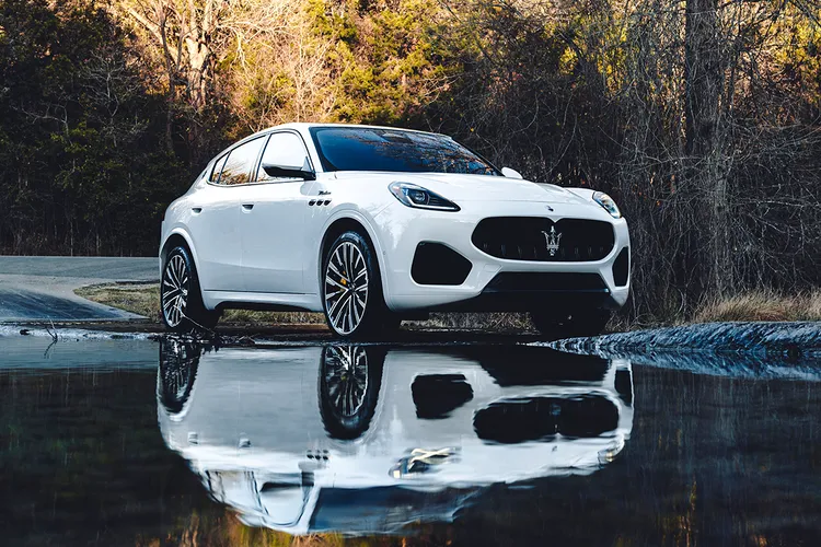 Grecale Modena搭載2.0L輕油電渦輪增壓引擎，提供強勁的330hp馬力及450Nm扭力，建議售價408萬起。原廠照片