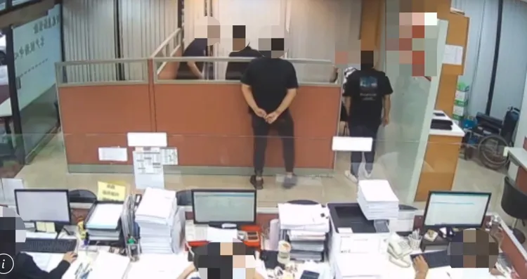 黑衣幫眾出現在產險公司辦公室談判理賠，對公司職員造成相當大心理壓力。翻攝畫面