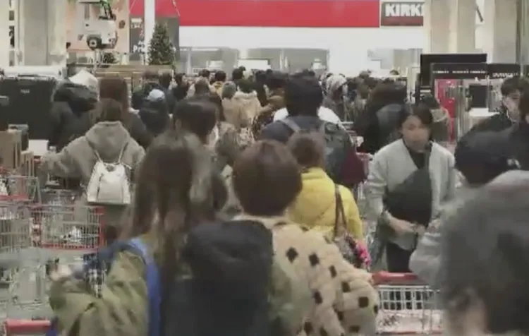 民眾擠爆店內。翻攝自西日本電視台