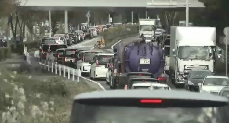 店外交通大打結。翻攝自西日本電視台