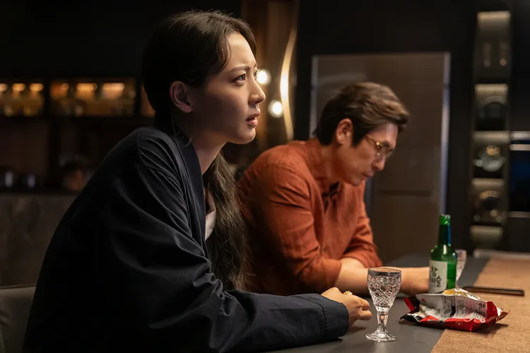 秀賢（左）首度挑戰韓國電影，就演出薛景求的嫩妻。網銀國際提供