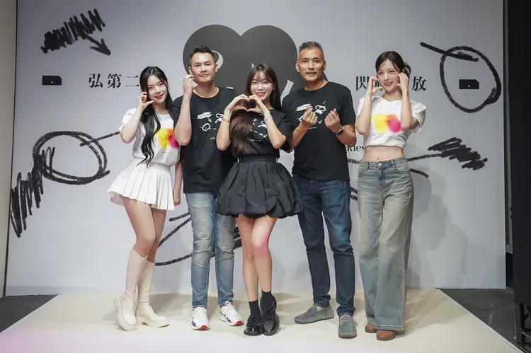 (左起)趙娟週、安芝儇、李晧禎與弘第總經理劉子嘉(左2)、品昕負責人饒志綸(右2)合影，歡慶弘第團隊25周年。