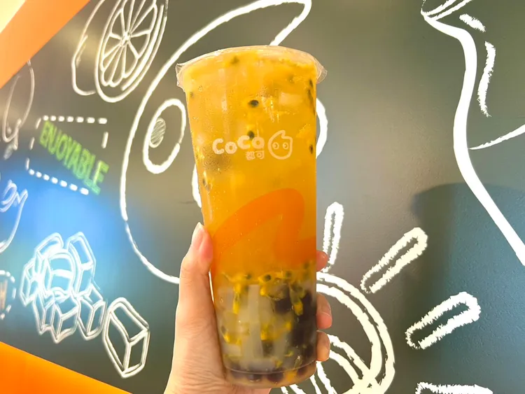 「百香雙響炮」喝得到百香果實、Q彈珍珠及椰果。CoCo提供