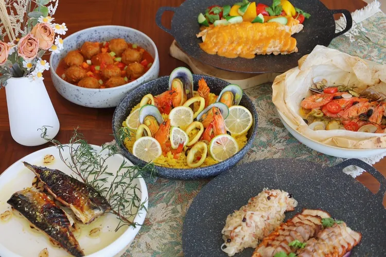 探索廚房也特別加開營業時間，自除夕至初四推出新春限定的晚餐自助餐吃到飽，並新增歐陸區餐檯菜色，不僅能吃到西班牙海鮮燉飯、希臘蕃茄燉牛肉、地中海紙包海鮮、德式脆皮燒豬等歐洲風味的特色料理，讓賓客無需出國也能大啖異國美味。業者提供