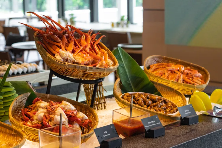 探索廚房全日餐廳坐擁偌大自然採光空間，並提供多種異國風味料理自助饗宴吃到飽，適合三五好友或全家大小歡聚，享受輕鬆用餐氛圍。業者提供