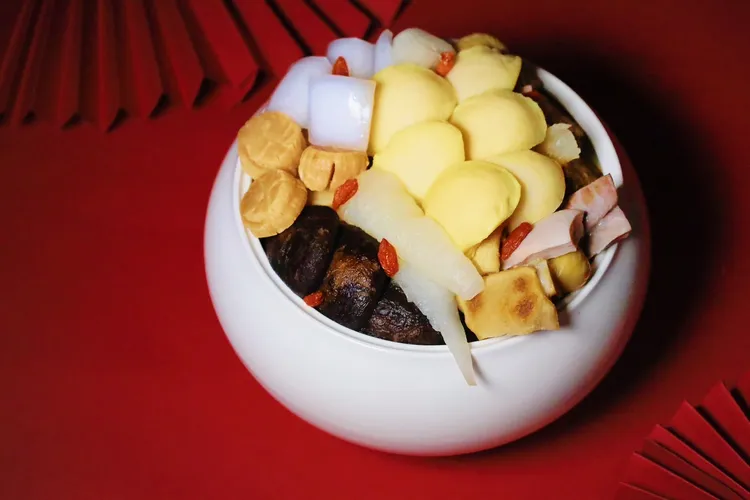 最為費工的是「花膠干貝佛跳牆」，所需費時超過12小時，並加入頂級養生花膠、四顆南非活鮑魚，並以老母雞、金華火腿精燉上湯，再加入冬菇、瑤柱、曼波魚皮等山珍海味燉煮，膠質濃韻而不油膩。業者提供