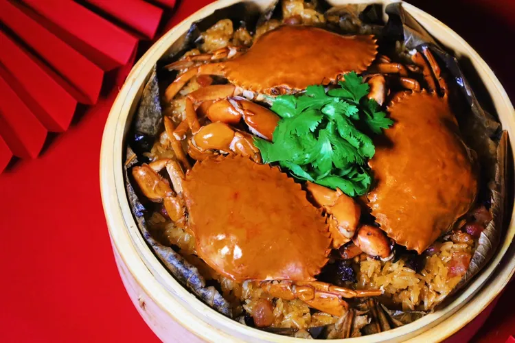 圍爐宴主廚特別嚴選料理，像是融入經典美味「紅蟳荷香臘味糯米糕」、「鮑汁鵝掌龍筋扒津白」、「火烔菜膽雲吞煲全雞」、「紅蓮百合桃膠銀耳露」等多達十六道菜色料理，讓每位賓客都能在新年大啖美食。業者提供