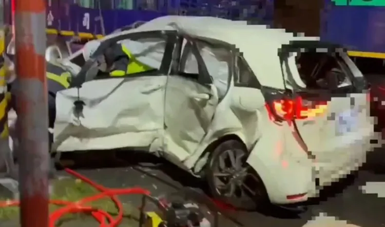 白色轎車左側遭猛烈撞擊，外觀嚴重凹陷變形，車上5人死傷慘重。翻攝畫面