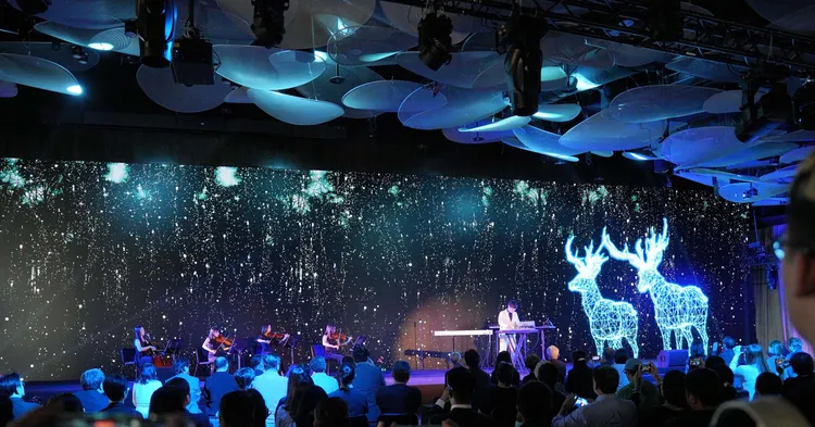 在媲美奧運泳池規格的LED牆前演出，讓蔣榮宗打趣想暢游。圖／ZONG MUSIC 榮宗蔣音樂國際公司提供