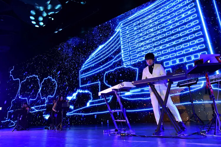 蔣榮宗台北文創會所千吋巨幕開幕獻《從心開始AI》。圖／ZONG MUSIC 榮宗蔣音樂國際公司提供