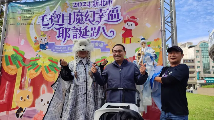 霹靂布袋戲傳奇主角素還真與毛寶貝同台演出，宣傳新北市的「飼養寵物認證數位卡」，搏得蠻堂彩。動保處提供
