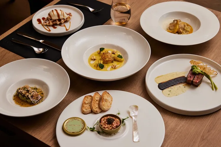 台北W飯店法國米其林星廚主掌Seasons by olivier e.法式料理餐廳，推出6道菜套餐券限時優惠組合。業者提供