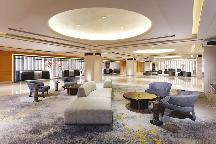 台北喜來登大飯店線上旅展推出聯合住宿券，以5000元平日可入住原價1萬3860元的舒適客房乙晚。業者提供