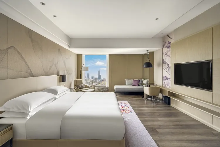 「萬豪雙人行」含經典客房乙晚及自助早餐2客，28折優惠價5399元（原價1萬9085元）。業者提供