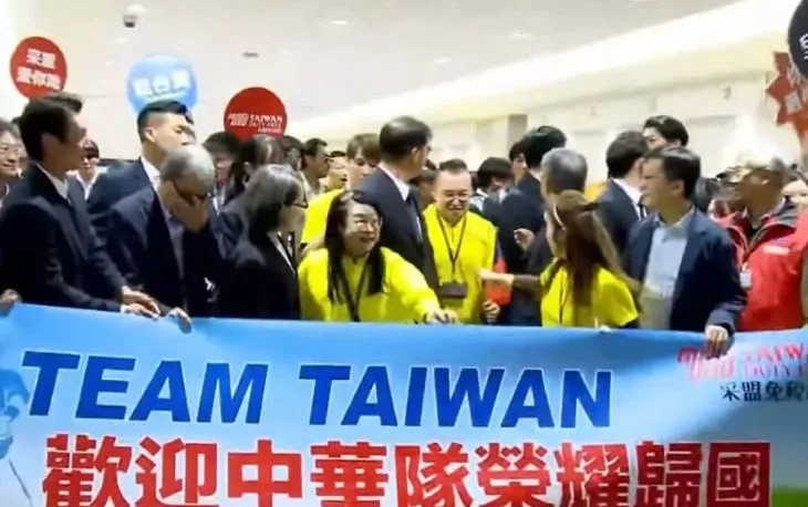 穿黃衫的采盟免稅商店員工亂入大合照搶占中間C位，上演「黃巾之亂」。翻攝媒體人黃揚明臉書