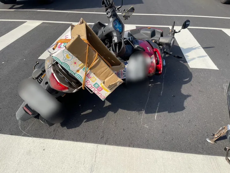 騎士停紅燈遭追撞。警方提供