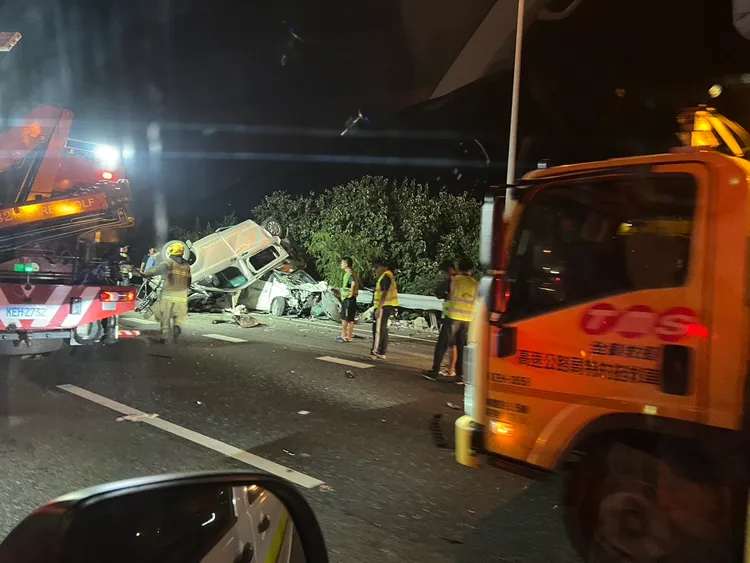 國道中山高北上新營段晚間發生8車追撞事故。民眾提供