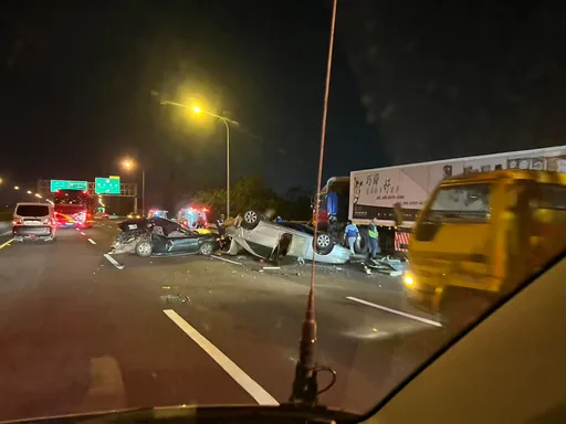國道中山高北上新營段8車追撞 8人送醫!後方塞爆了