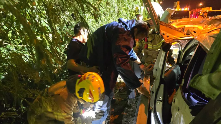 警消協助傷者脫困。民眾提供