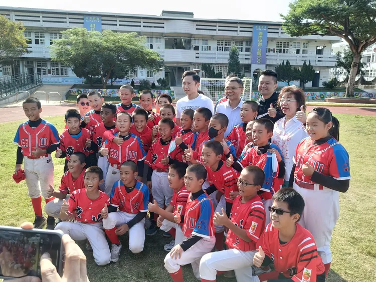 小學弟搶著和江國豪合照。翻攝東山國小老師黃塗鈴臉書