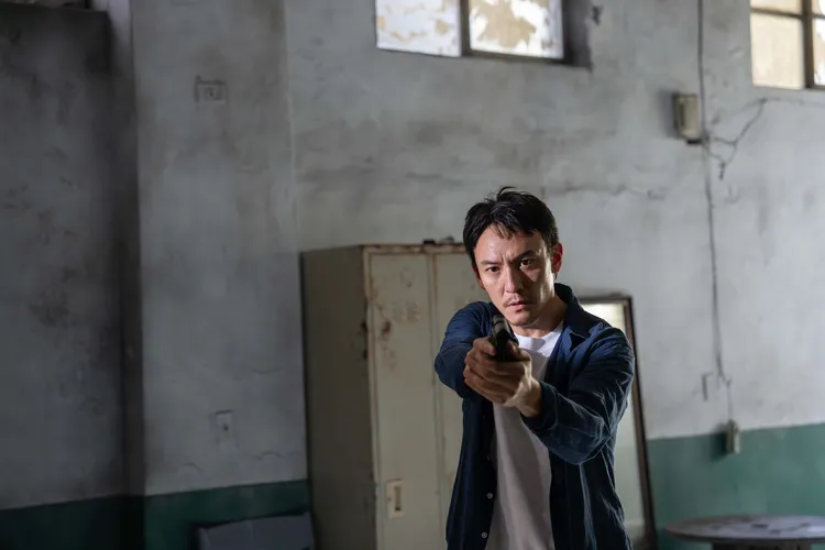 張震接受特訓學拿槍。本地風光提供