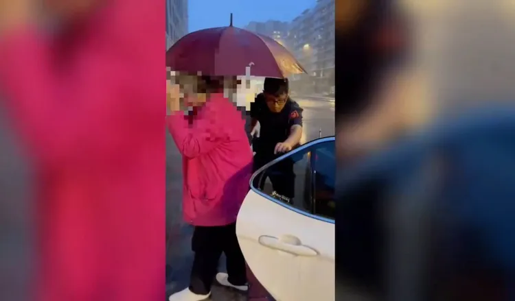 警車護送洗完腎的老婦人返家。警方提供