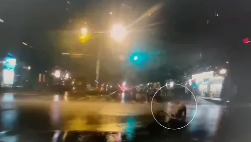 康芮強風吹倒7旬老夫妻、8旬老婦洗腎完受困路邊 南港警暖舉解圍