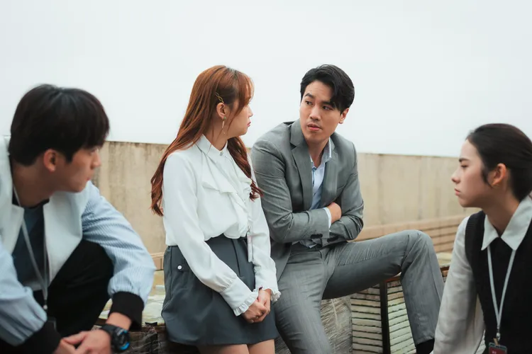  謝毅宏將有點油條、八面玲瓏的角色演的渾然天成，備受讚賞。鏡文學提供