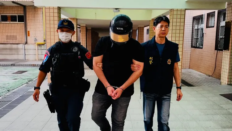 嫌犯移送。航警局提供