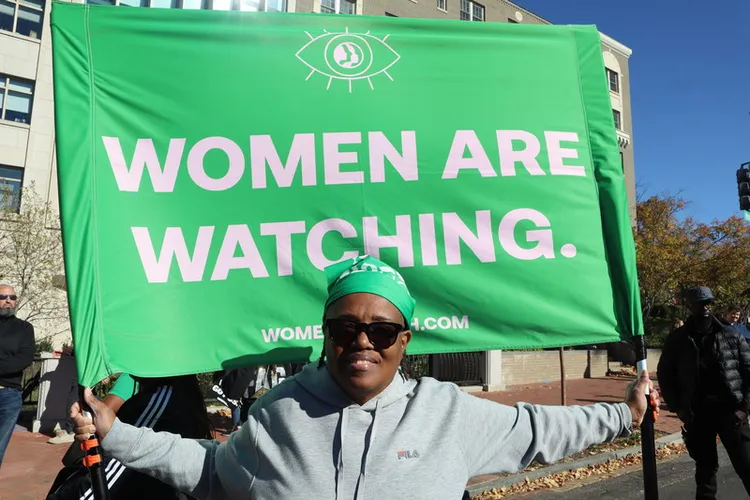 退伍軍人羅瑞塔9日高舉「女性正盯著你」的橫幅，在保守派智庫「傳統基金會」前抗議號稱是川普2.0治國大綱的「2025年計畫」。中央社