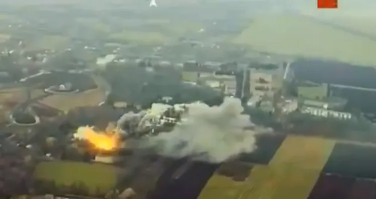 烏克蘭無人機在俄國本土上空拍攝到的飛彈命中畫面。翻攝Ukrainian air force