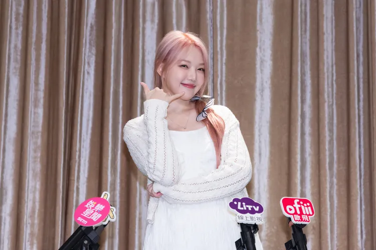 Yerin不排斥來台拍片，比接電話手勢向劇組喊話。COME ON JKSSP提供