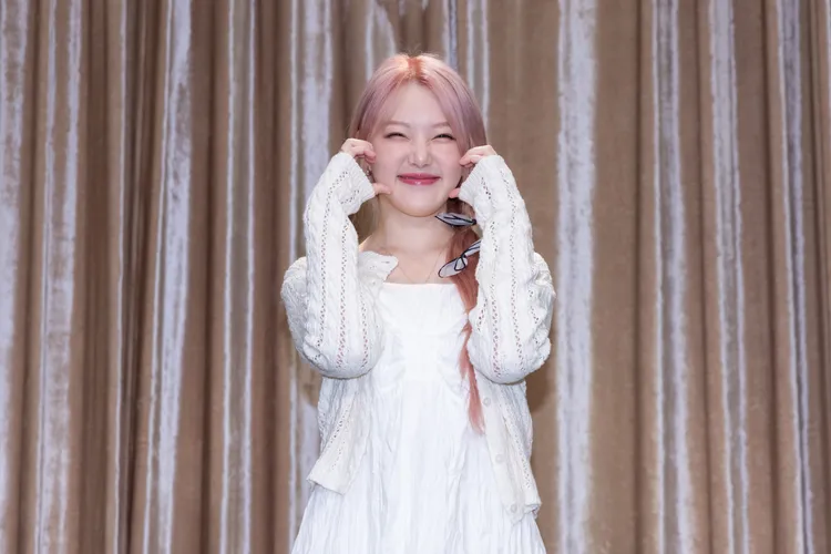 Yerin比出可愛的臉頰愛心。COME ON JKSSP提供