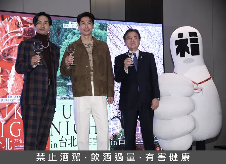 橘KENCHI（左起）、AKIRA、福井市長和吉祥物舉杯合照。彭欣偉攝