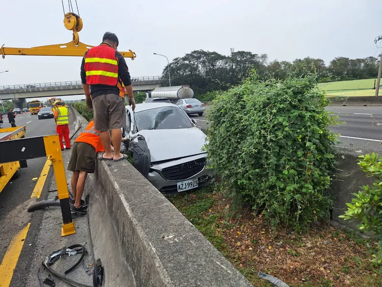 有部轎車卡在中分隔島。民眾提供