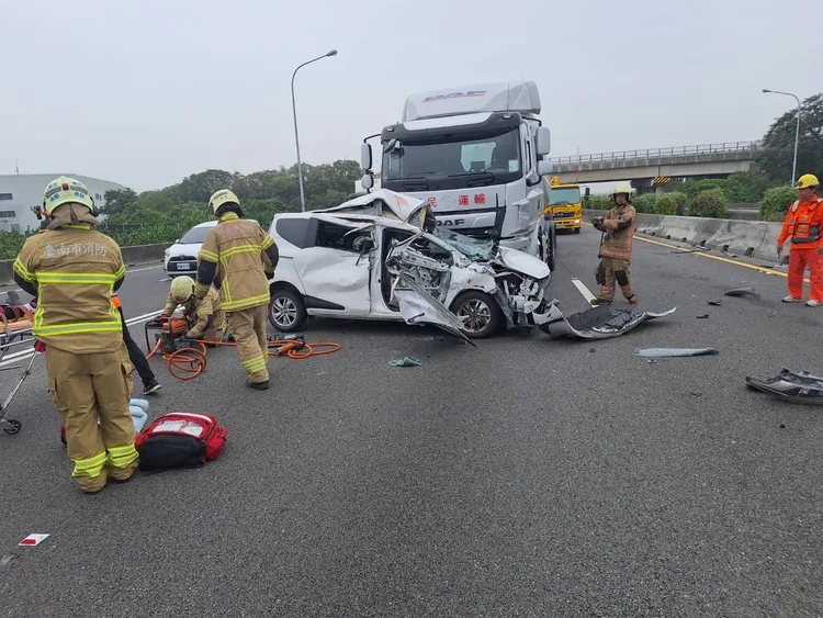 警消救出3人送醫。民眾提供