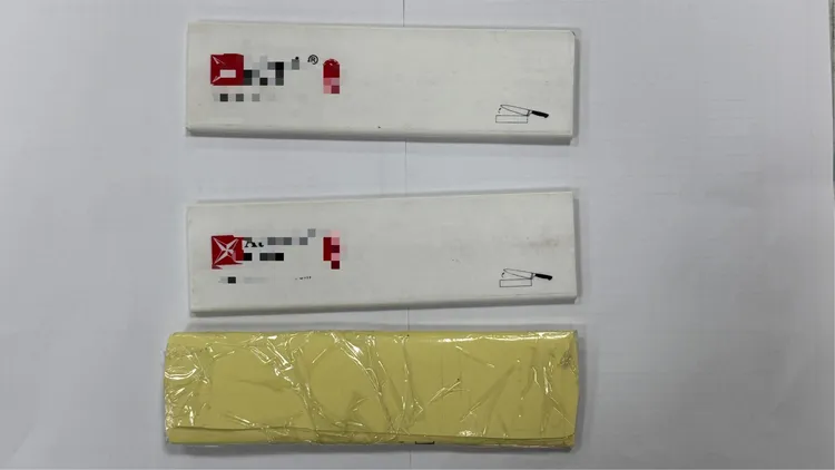 現場查扣疑似犯案所用之水果刀鞘。翻攝畫面