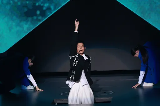 真的有天意!劉德華攻蛋意外掉麥了 趴地搶救驚險一瞬間