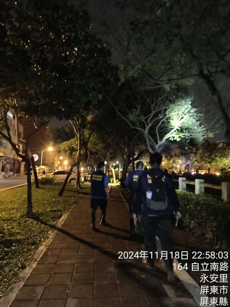 屏東縣政府近日積極蹲點，在萬年溪沿岸啟動夜間抓捕行動。縣府提供