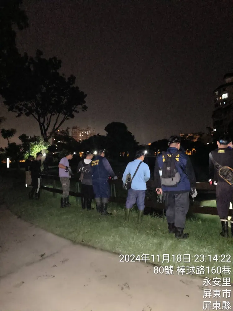 屏東縣政府近日積極蹲點，在萬年溪沿岸啟動夜間抓捕行動。縣府提供