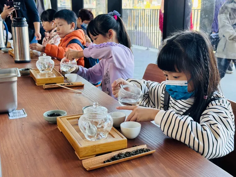 小小侍茶師體驗活動帶領小朋友們學習茶藝文化之美。客家局提供