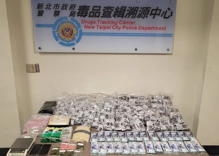 警方於張嫌家中查獲各式毒品與現今贓證物。翻攝畫面