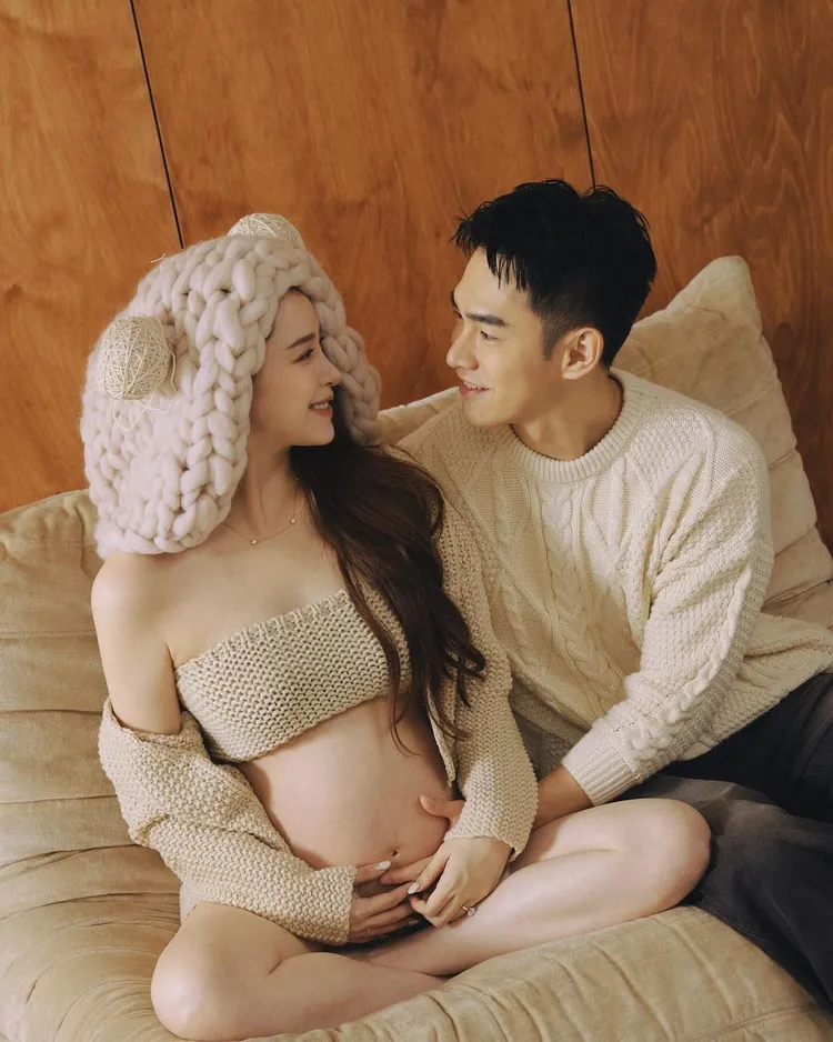 張書豪摸著歐陽妮妮孕肚。翻攝歐陽妮妮IG