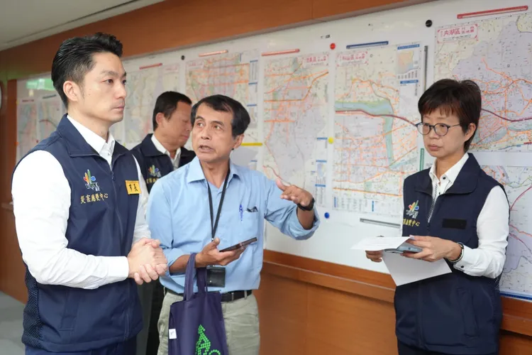 台北市長蔣萬安（左）及謝銘鴻（中）於會報時回應天橋爭議。北市府提供