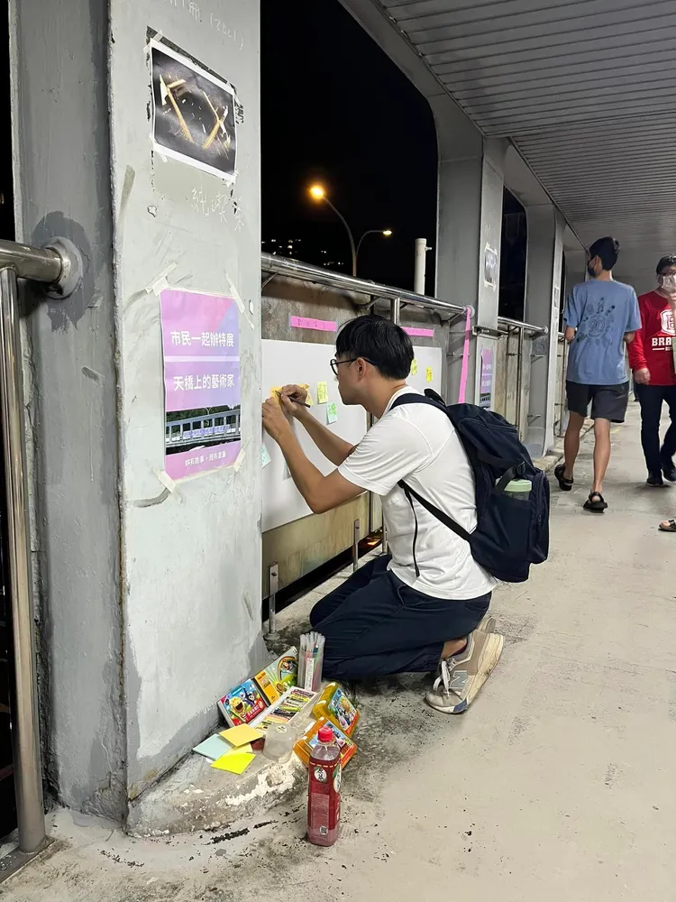 天橋上出現許多民眾留言表達反對拆除及不捨。翻攝臉書守護和平新生天橋