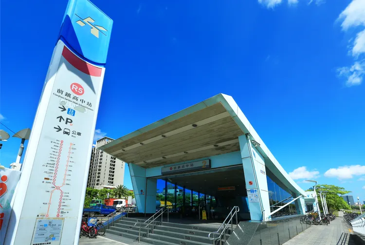 建案旁有捷運紅線前鎮高中站，該站將與興建中黃線Y23站串聯。明基提供